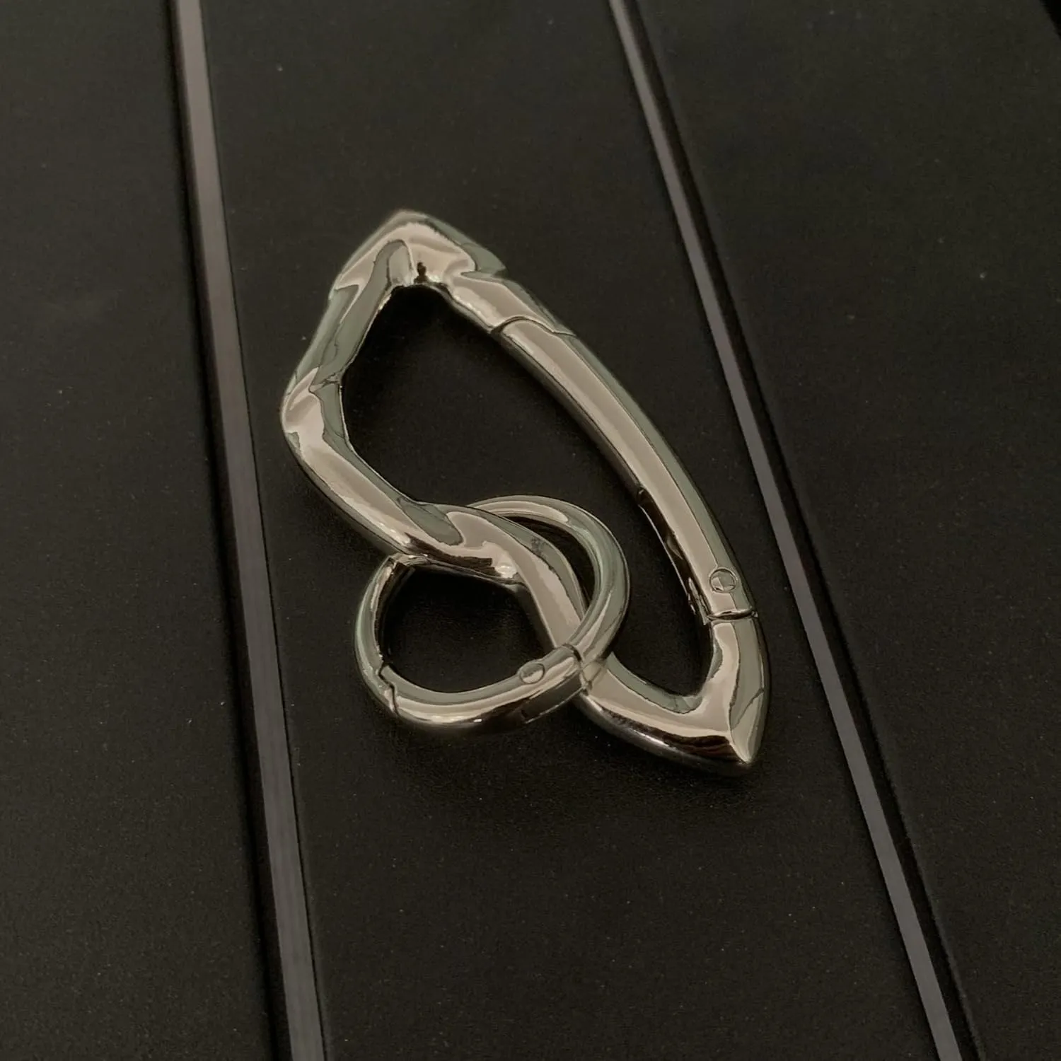Cute Y2K Carabiner Keychain Clips Irregular Cool Multi-Use Large Heavy Duty Carabiner Hook Key Ring Outdoor Accessories Buckle